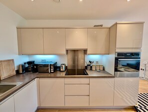 Fridge, microwave, oven, stovetop - Prime Balham Balcony Apartment (Greater London)