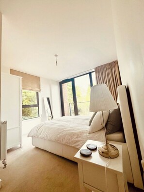 2 bedrooms, iron/ironing board, free WiFi, bed sheets - Prime Balham Balcony Apartment (Greater London)