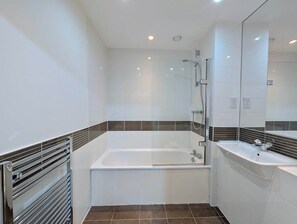 Hair dryer, towels - Prime Balham Balcony Apartment (Greater London)