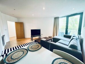 TV - Prime Balham Balcony Apartment (Greater London)