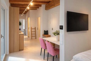 2 bedrooms, desk, iron/ironing board, WiFi