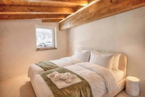 2 bedrooms, desk, iron/ironing board, WiFi