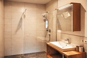 Shower, hair dryer - RUHESTUBE – Design Apartment & Balcony (Fügen)