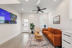 Casa de ciudad de lujo, 2 habitaciones, patio | Área de sala de estar