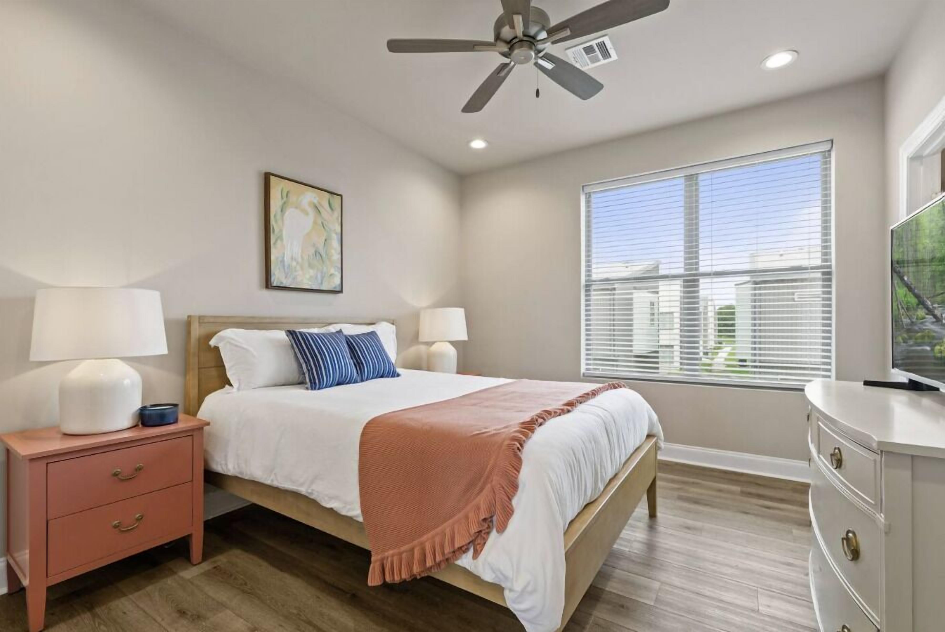 Maison en rangée luxueuse, 2 chambres, cuisine | Fer et planche à repasser, accès au Wi-Fi (inclus), décor unique