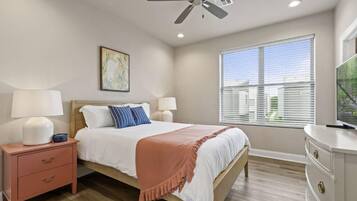 Maison en rangée luxueuse, 2 chambres, cuisine | Fer et planche à repasser, accès au Wi-Fi (inclus), décor unique