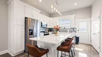 Luxury Townhome, 2 Bedrooms, Kitchen | Private kitchen | Full-size fridge, microwave, oven, stovetop