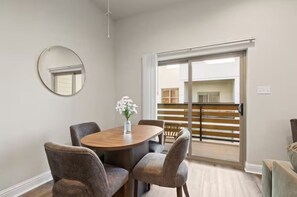 Luxury Townhome, 2 Bedrooms, Kitchen | In-room dining