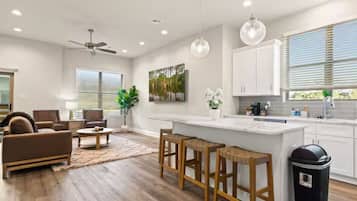 Townhouse – luksus, 2 soverom, kjøkken | Oppholdsområde