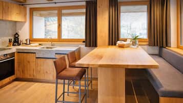 Wasserkocher mit Kaffee-/Teezubehör, Kühlschrank, Ofen, Herdplatte
