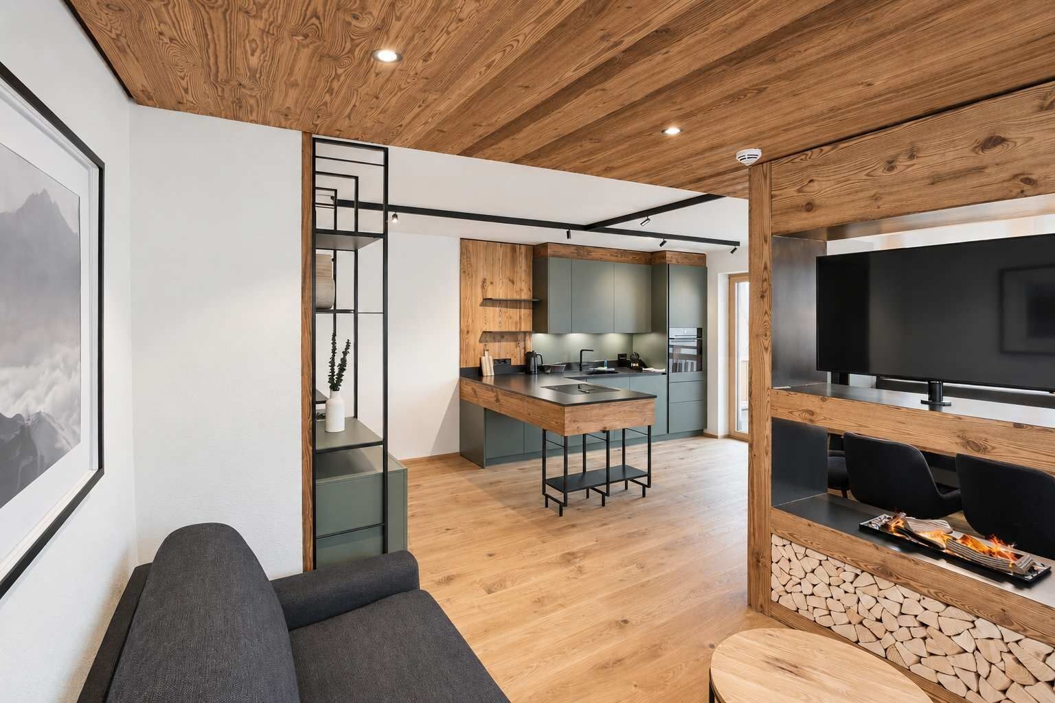 Un interior moderno con techo de madera, una cocina, un comedor y una sala de estar con sofá y chimenea.