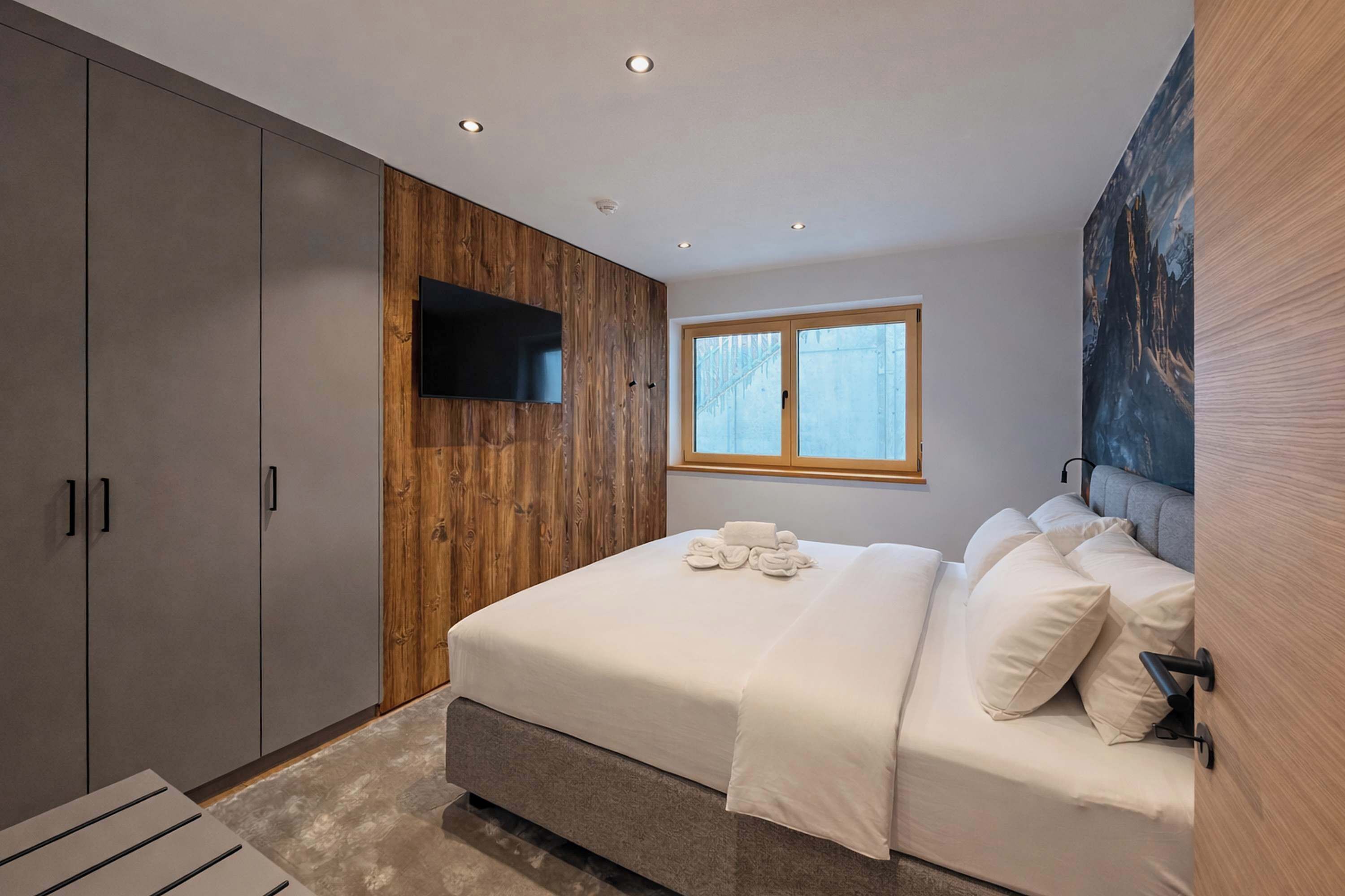 2 bedrooms, desk, iron/ironing board, WiFi