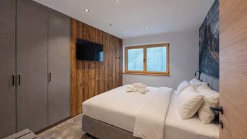 2 bedrooms, desk, iron/ironing board, WiFi