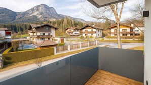 A modern apartment with a balcony overlooking a mountain landscape. - ROFANLODGE Gutschlhofer – A house with a view, a terrace and parking (Mariatal)