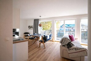 TV, fireplace, offices - ALPENGONDEL Suite – Balcony & Mountain View (Kramsach)