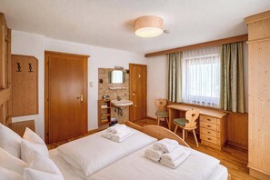 4 Schlafzimmer, Bügeleisen/Bügelbrett, WLAN