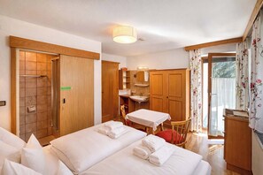 4 bedrooms, iron/ironing board, WiFi