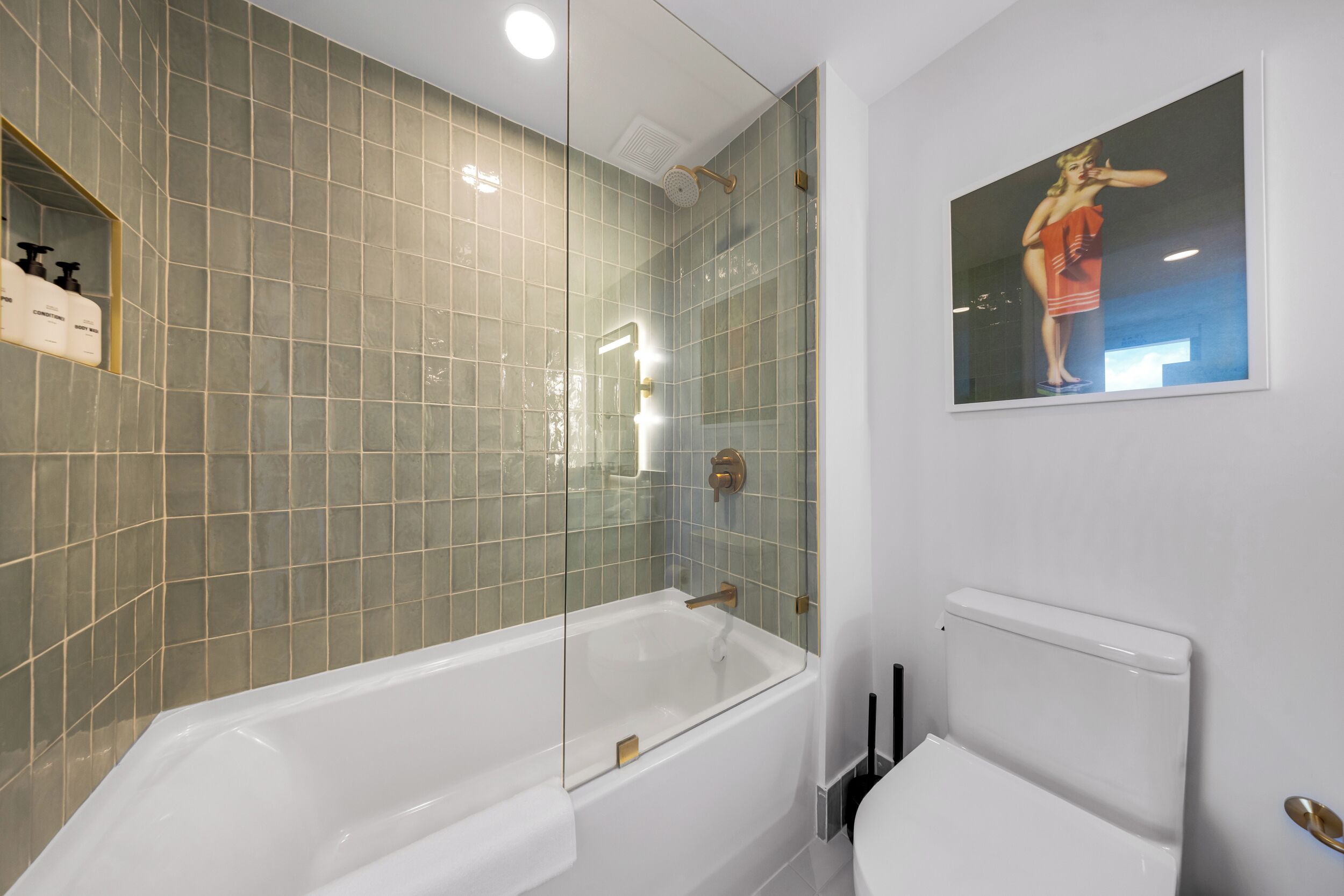 Een badkamer met een bad, toilet en douche.