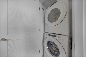 Appartamento, balcone, vista città | Interni