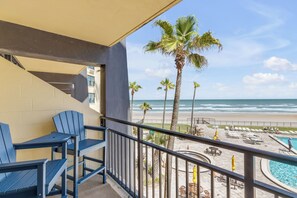 Property grounds - Hawaiian Oceanfront Resort Condo with Pool (Daytona Beach Shores)