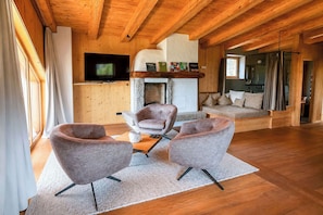 Fernseher, Kamin, Arbeitsbereiche
