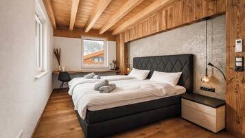 3 bedrooms, desk, iron/ironing board, WiFi
