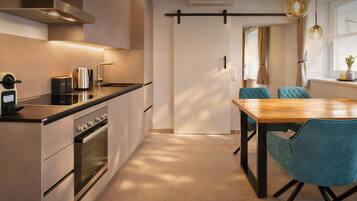 Fridge, oven, stovetop, dishwasher