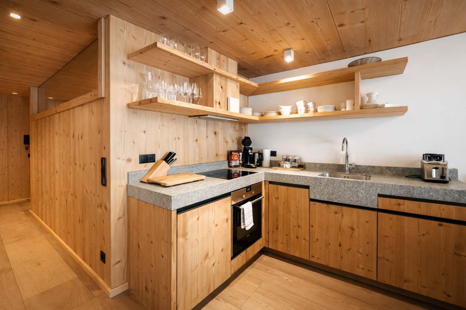 Wasserkocher mit Kaffee-/Teezubehör, Kühlschrank, Ofen, Herdplatte