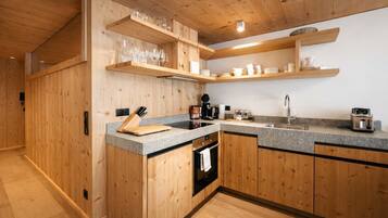 Wasserkocher mit Kaffee-/Teezubehör, Kühlschrank, Ofen, Herdplatte