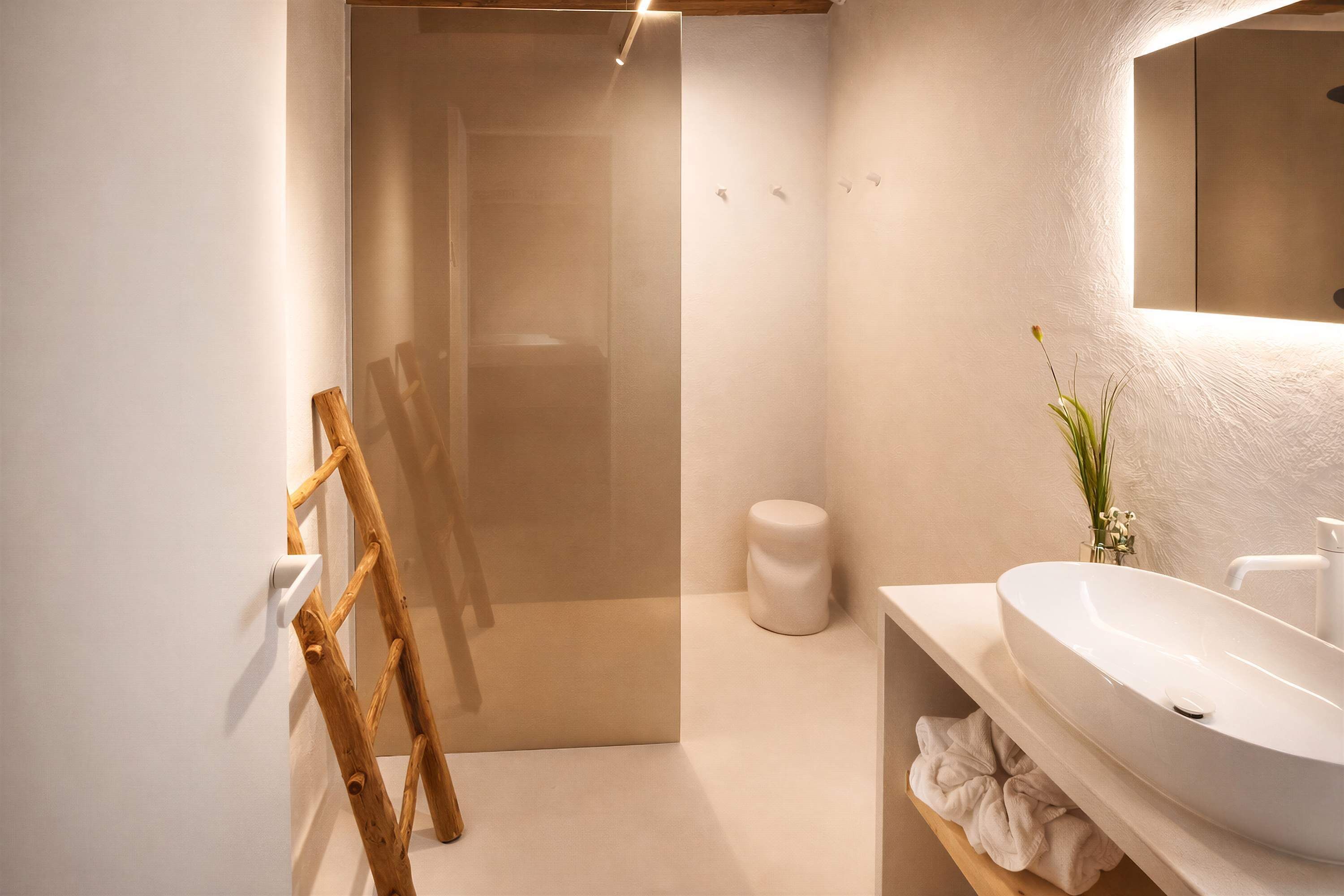 Ein modernes Badezimmer mit einer Holzleiter, einem weißen Waschbecken und einem Spiegel.