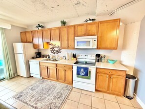 Private kitchen - Downtown Pool View By Cedar Point Sports Force (Sandusky)