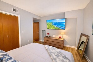 2 bedrooms, iron/ironing board, free WiFi, bed sheets - Downtown Pool View By Cedar Point Sports Force (Sandusky)