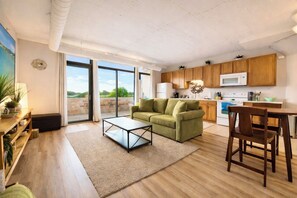 Smart TV - Downtown Pool View By Cedar Point Sports Force (Sandusky)