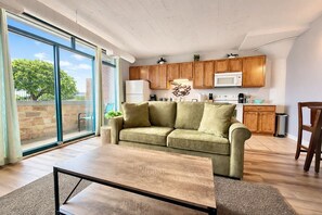 Living area - Downtown Pool View By Cedar Point Sports Force (Sandusky)