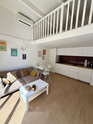 Living area - Charming renovated duplex located 5 minutes' walk from the beach. Ideal for families. (Agde)
