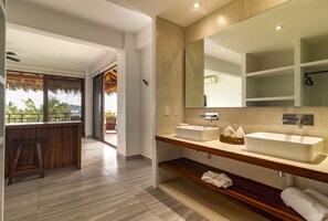 Premium Suite, 1 King Bed, Sea View | Bathroom | Shower, towels, soap, shampoo - El Secreto Residencial (Zihuatanejo)