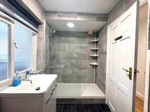 Shower, towels, toilet paper - Spacious Cotswolds Home-Large Garden-Games Room (Finstock)
