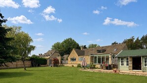 Un quartier résidentiel doté d’une pelouse bien entretenue, d’un patio couvert et de maisons à toits en pente.