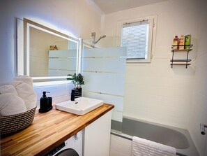 Hair dryer, towels, soap, toilet paper - Air-conditioned apartment-Parking-autonomous entrance (Avignon)