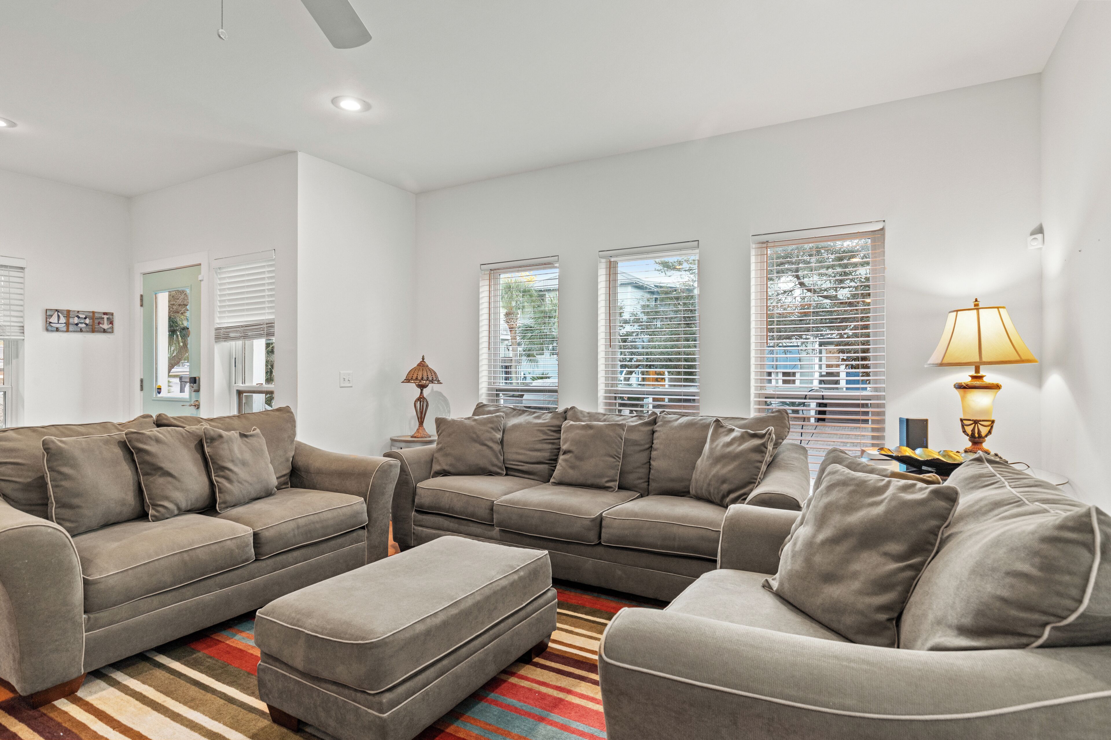 Casa, varias camas, patio, vista al jardín (66 Snapper St) | Área de sala de estar