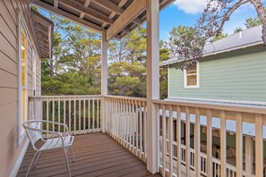 Casa, varias camas, patio, vista al jardín (66 Snapper St) | Áreas de la propiedad