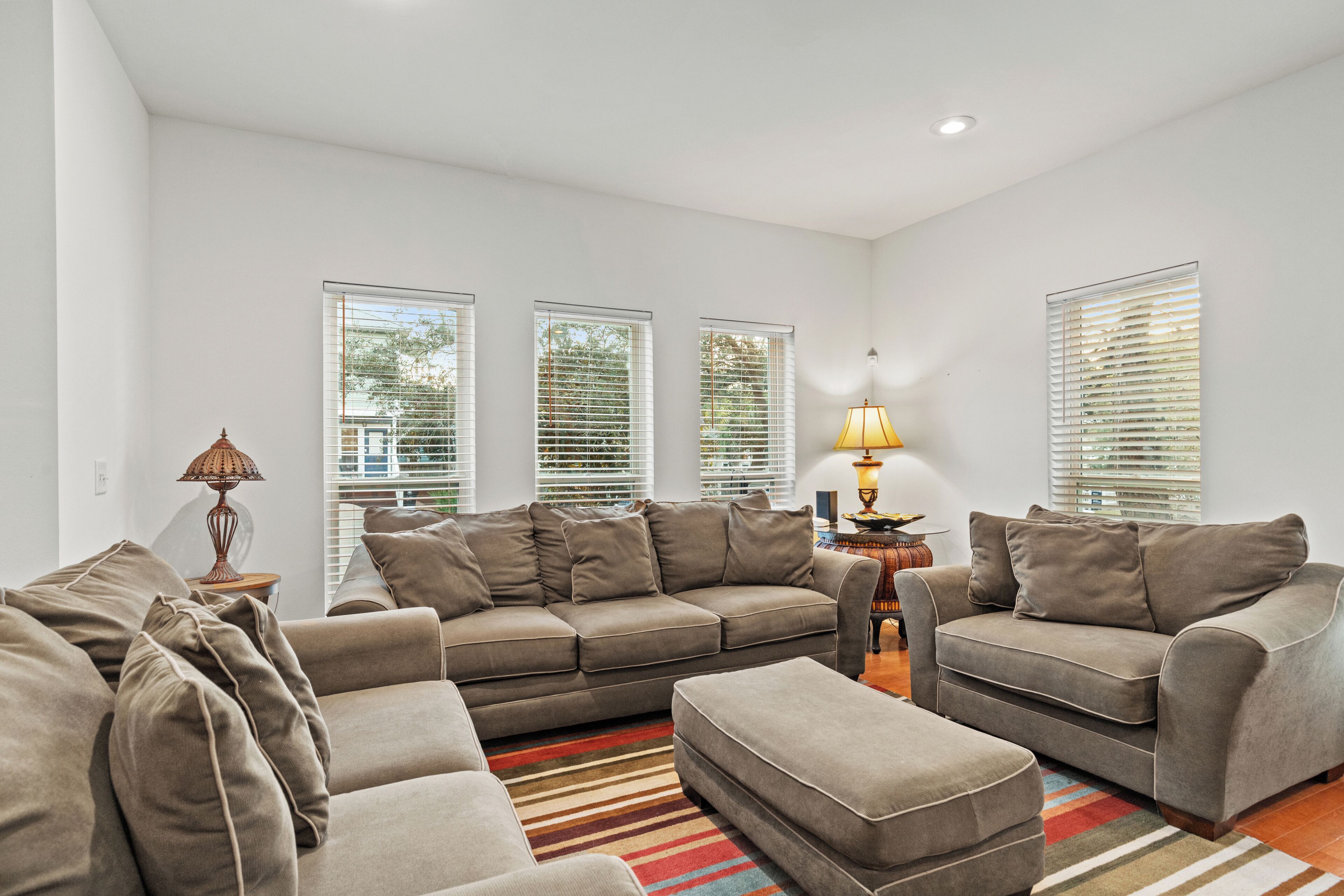 Casa, varias camas, patio, vista al jardín (66 Snapper St) | Área de sala de estar