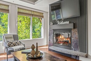 Interior - Chic Rocky Mountain 2BR w/ Hot tub and Pool (Canmore)