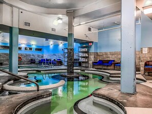 Spa - Chic Rocky Mountain 2BR w/ Hot tub and Pool (Canmore)