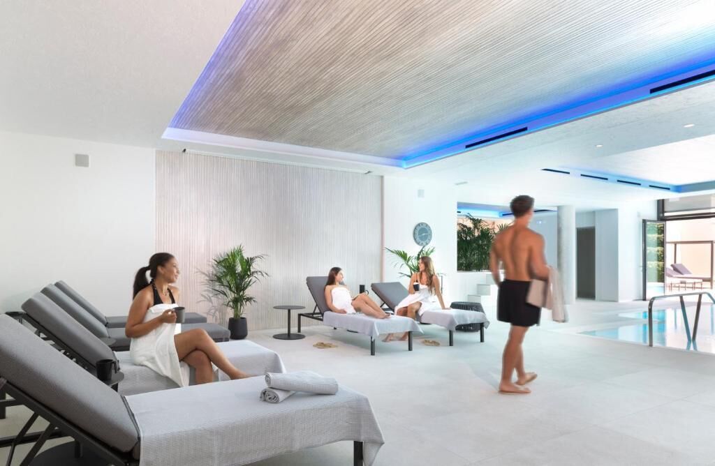 Een moderne spa met massagestoelen, een zwembad en een receptie.