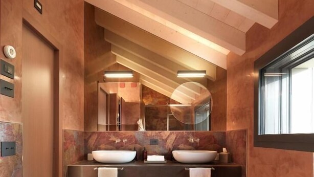 A modern bathroom with two sinks, a large mirror, and a window. - Ca' Apollonio Heritage (Romano d'Ezzelino)