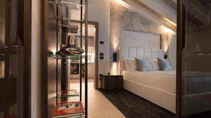Une chambre moderne avec une étagère en verre, une lampe de chevet, un canapé blanc et une tête de lit à l’aspect marbré.