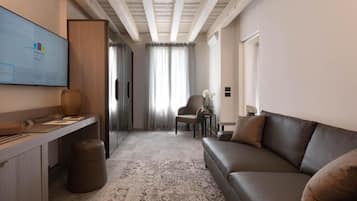 Suite, balcon, vue jardin | Coin séjour