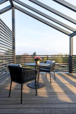 Suite, Balkon, Gartenblick | Speisen im Freien