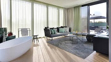 Suite, Patio, Garden View | Interior